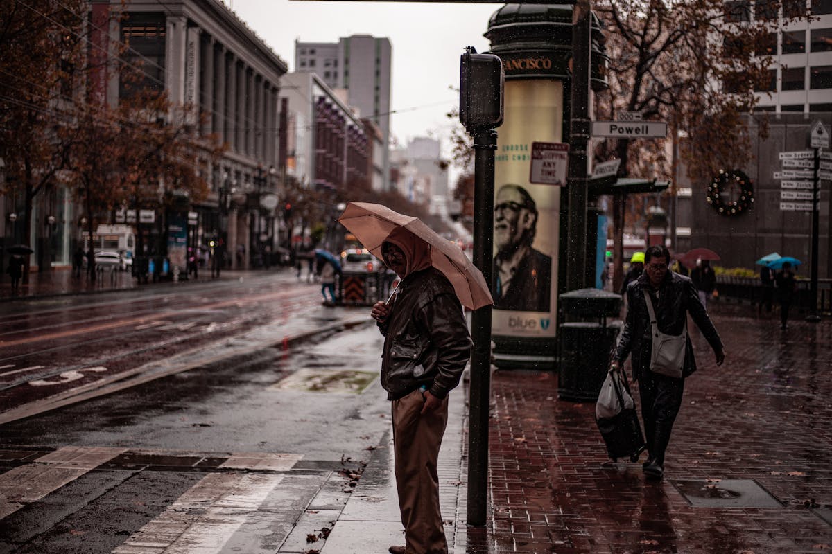 Se avecinan más lluvias tras el fin de semana tormentoso en San Francisco y el primer aviso de tornado de la historia