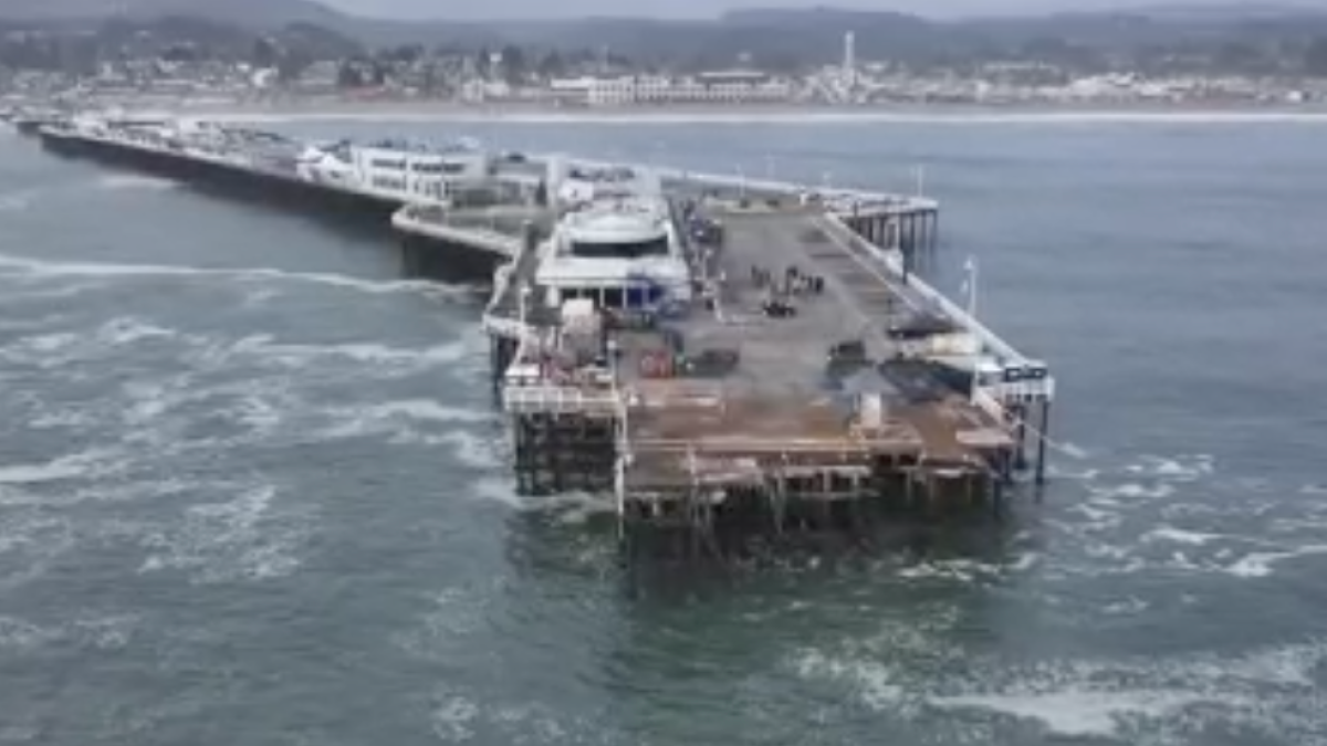 Rescatan a 2 personas tras derrumbe parcial del muelle de Santa Cruz en medio de fuertes olas