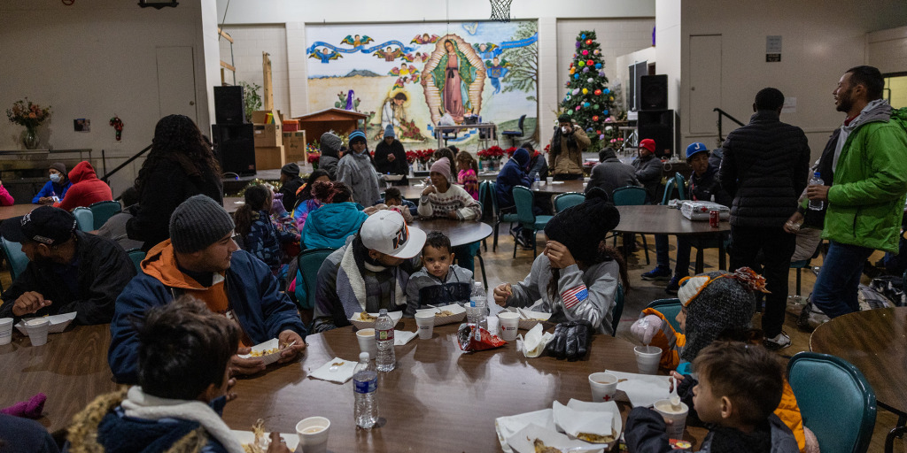 Así se preparan inmigrantes ante la amenaza de redadas de ICE en escuelas, hospitales e iglesias con Trump