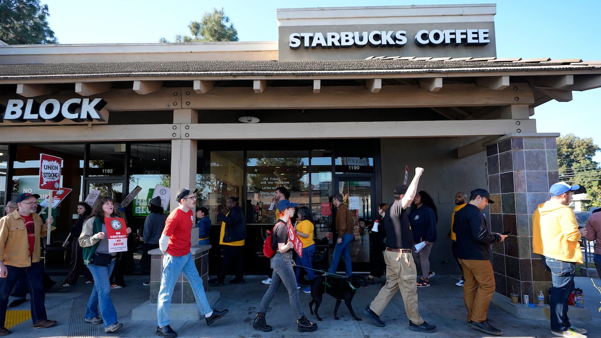 La huelga de Starbucks se extiende a más de 300 tiendas en Nochebuena: “No ganamos lo suficiente para vivir”