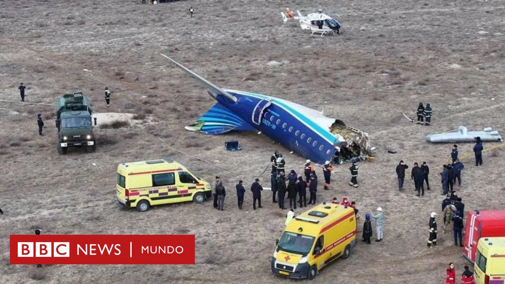 Mueren decenas de personas y sobreviven al menos 30 al estrellarse un avión de pasajeros en Kazajistán – BBC News Mundo