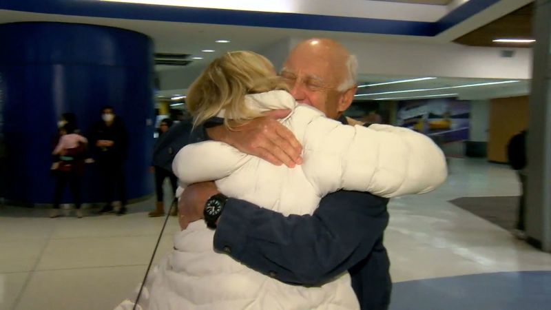 'Es mi milagro de Navidad': un hombre se reencuentra con su familia biológica 75 años después de ser adoptado | CNN