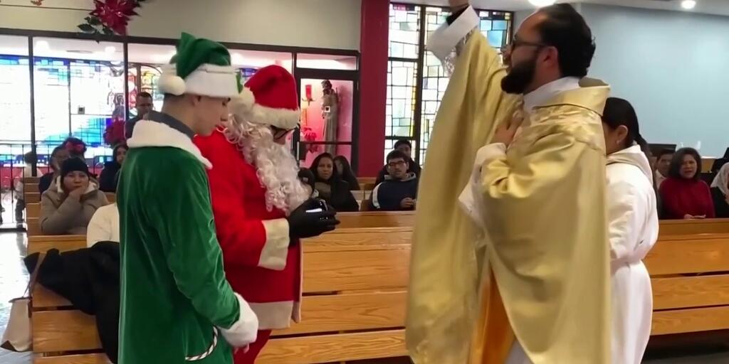 Inmigrantes participan en una misa de Navidad en Staten Island, Nueva York