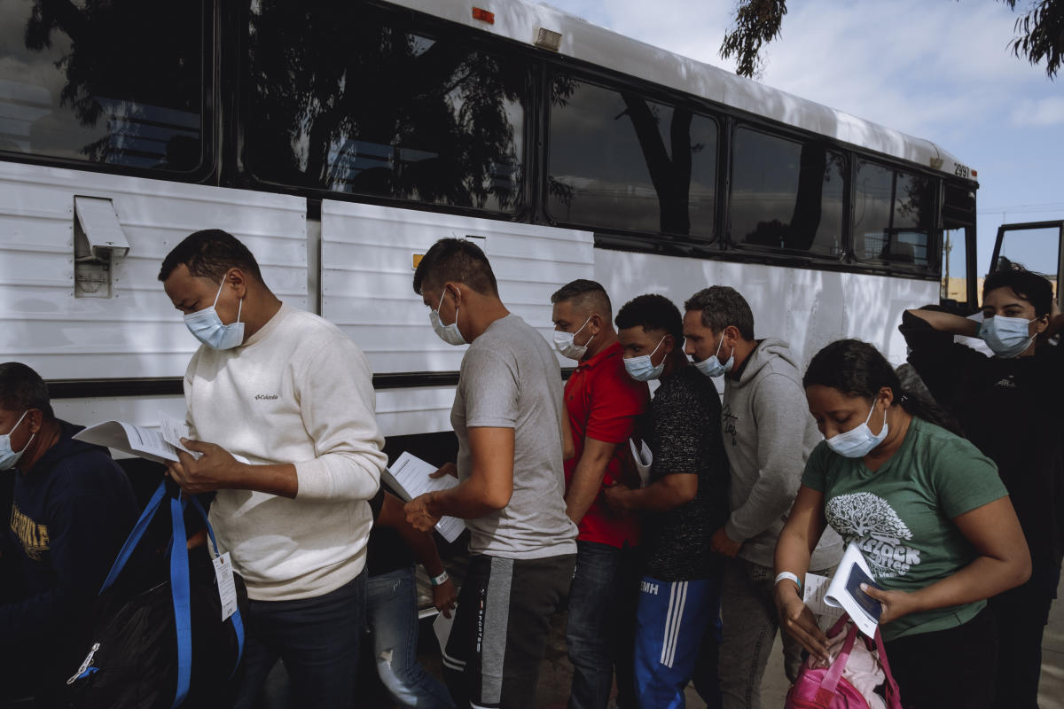 Ayudar o resistir: Funcionarios locales debaten la amenaza de deportación masiva de Trump