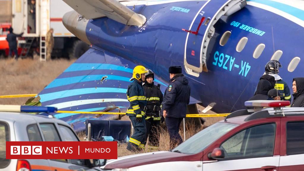 Aerolínea de Azerbaiyán culpa de la caída del avión en el que murieron 38 personas a “una interferencia externa” – BBC News Mundo