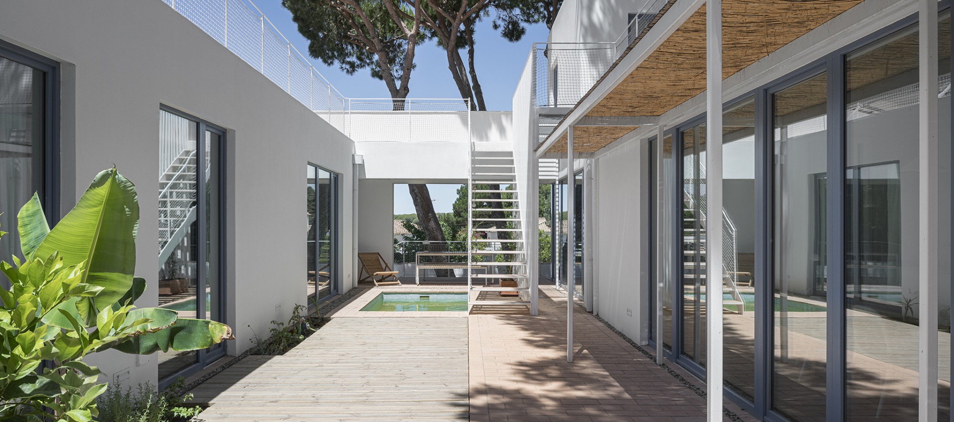 un-muro-habitado-en-torno-al-patio.-casa-cortijo-urbano-por-jose-manuel-martinez-rodriguez