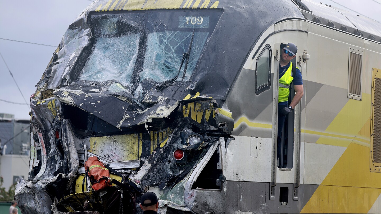 Tren choca con camión de bomberos en Florida; hay 3 bomberos y al menos 12 pasajeros heridos