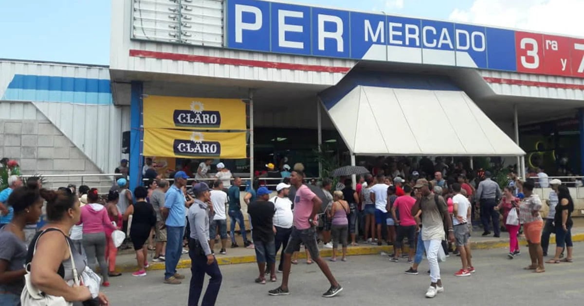 La Habana: conmovedor pedido de ayuda para madre con su hijo en brazos frente a tienda en MLC