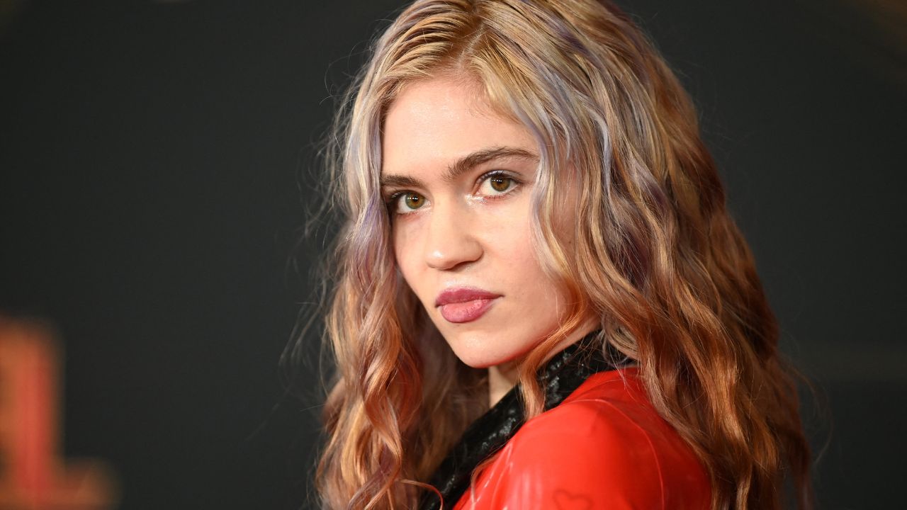 Grimes anuncia que se volverá cristiana para “dejar el vape”