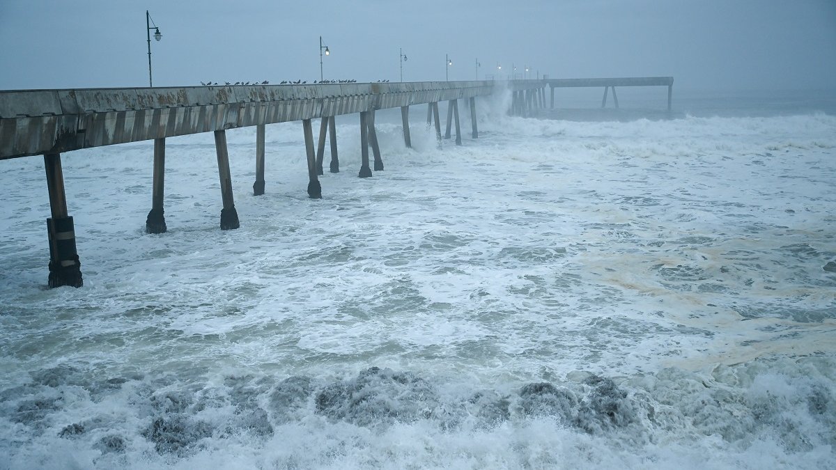 Piden a bañistas alejarse del agua por alto oleaje que golpea a las playas del sur de California