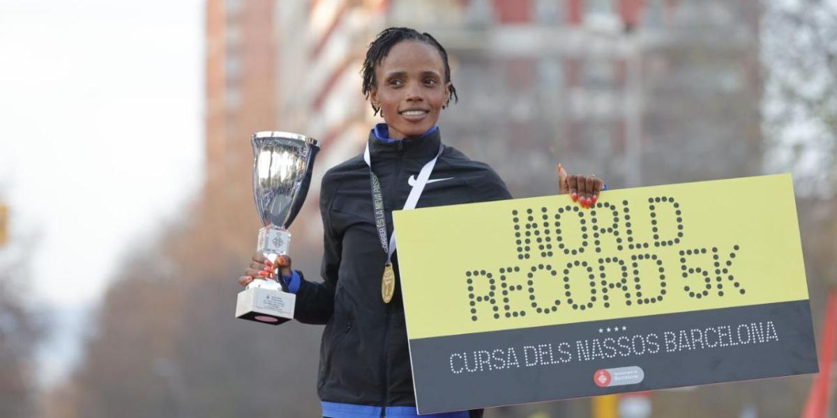 Beatrice Chebet, récord mundial y primera mujer que baja de los 14 minutos