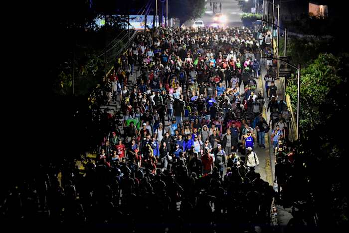 Sale otra caravana de migrantes del sur de México pese a la disolución de las anteriores