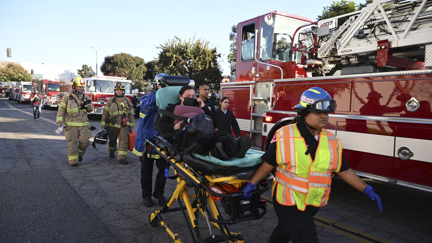 Dos muertos y 18 heridos en choque de avioneta en el sur de California