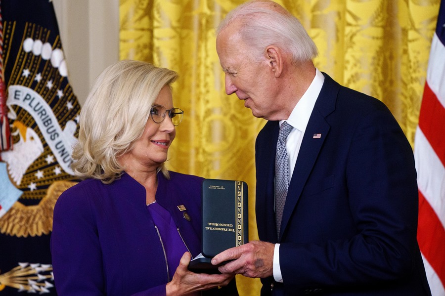 Biden otorga un mérito civil a la excongresista republicana Liz Cheney, crítica con Trump – EFE