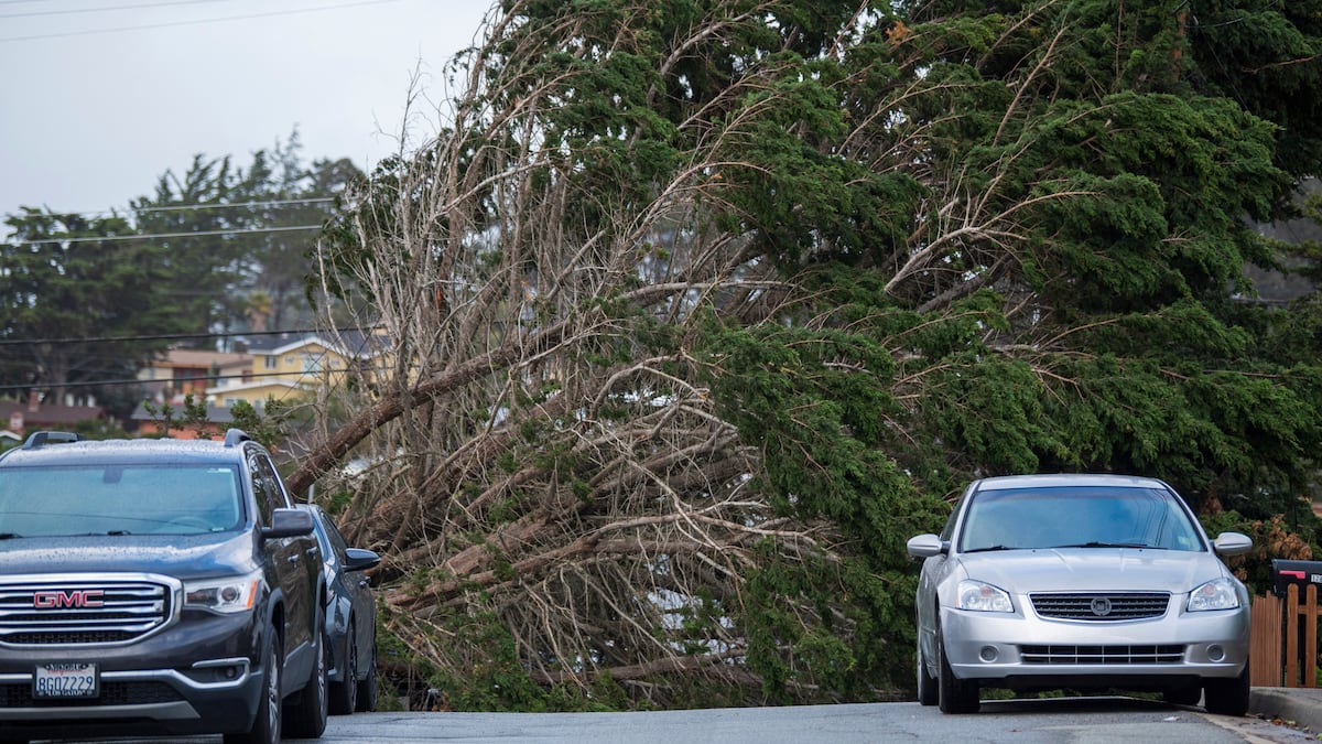 Tormentas cubren de hielo a Iowa y el este de Nebraska, provocando alerta de tornados en San Francisco