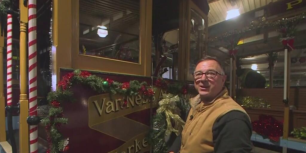 El espíritu navideño se apodera de los tranvías en San Francisco, California