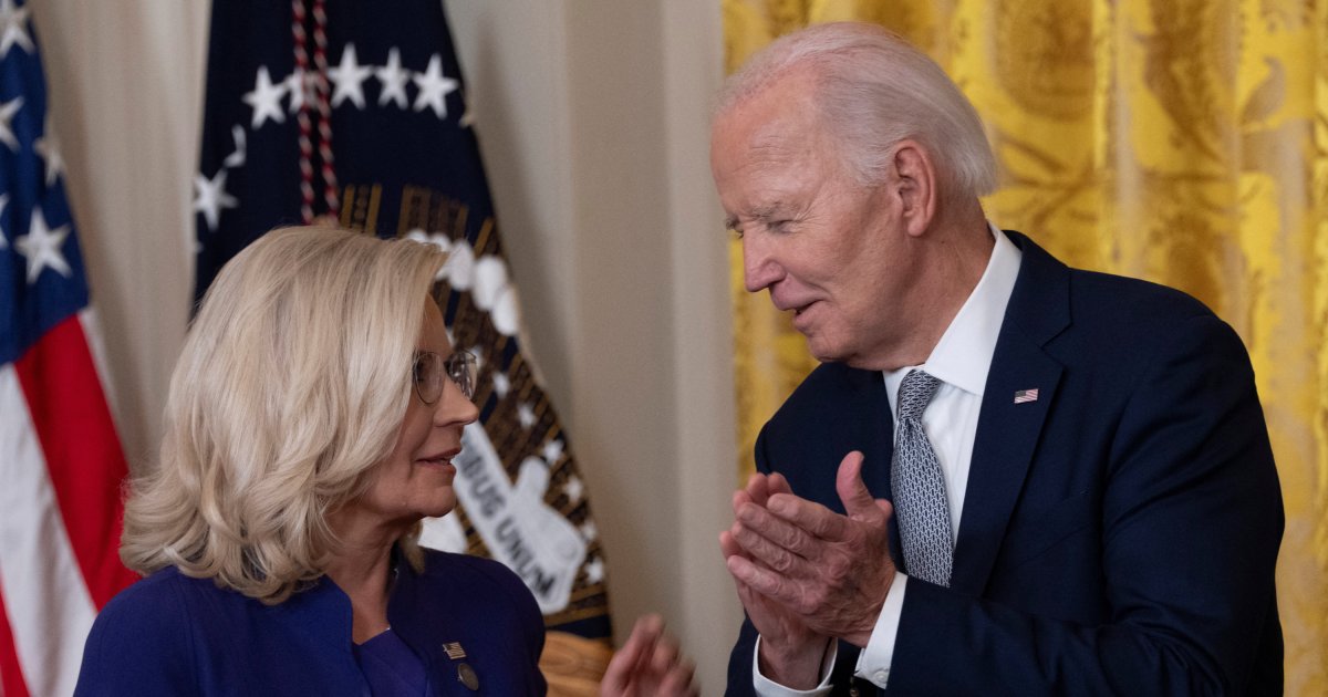 Los republicanos destrozan a Liz Cheney por su aparición junto a Joe Biden en la Casa Blanca