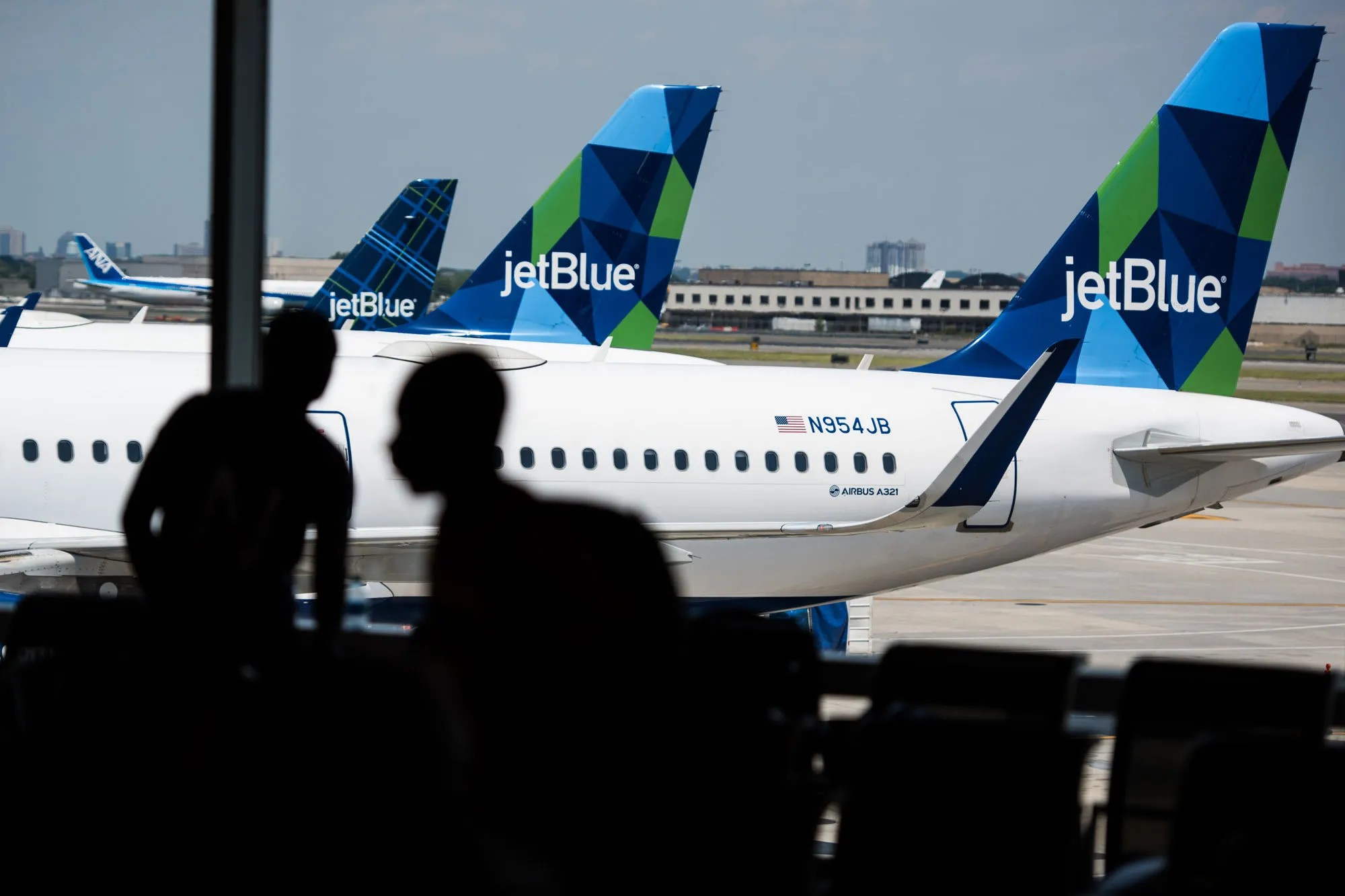 EU multa con 2 millones dólares a JetBlue por “demoras crónicas”