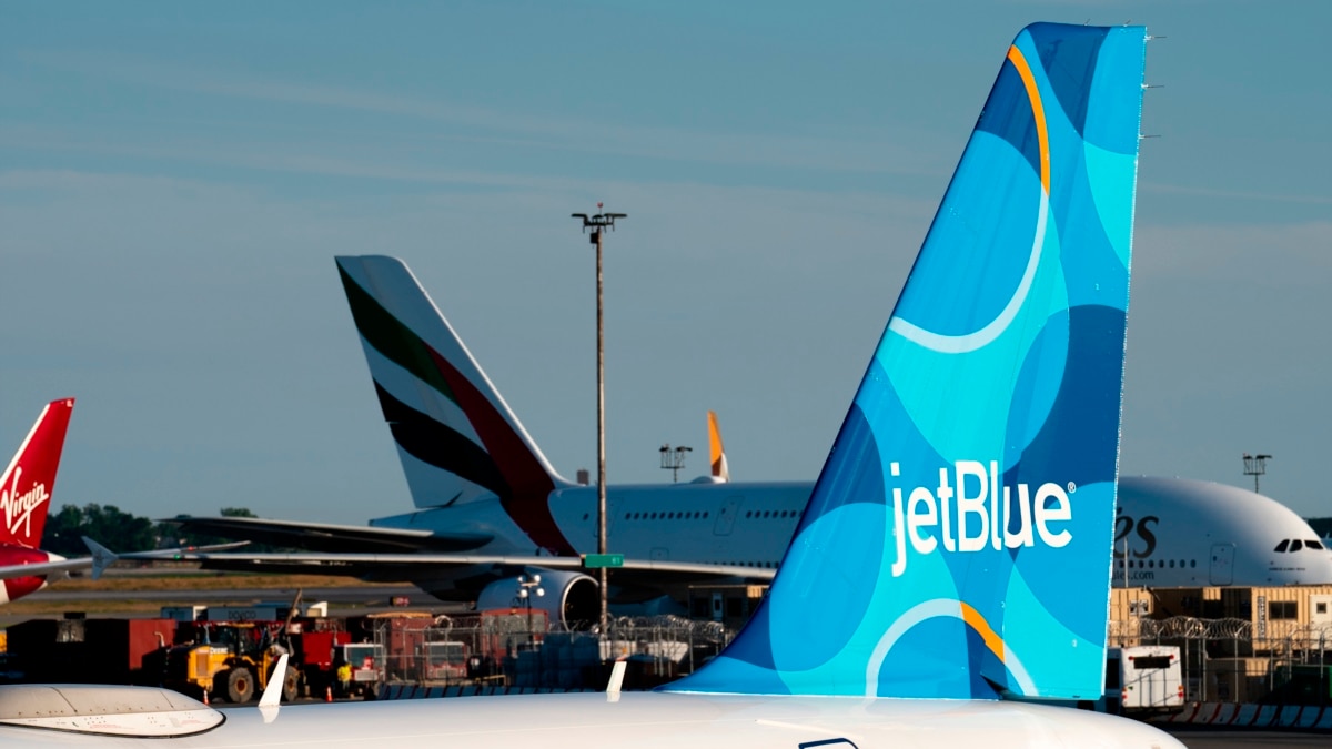 EEUU multa a JetBlue con 2 millones de dólares por retrasos crónicos en sus vuelos