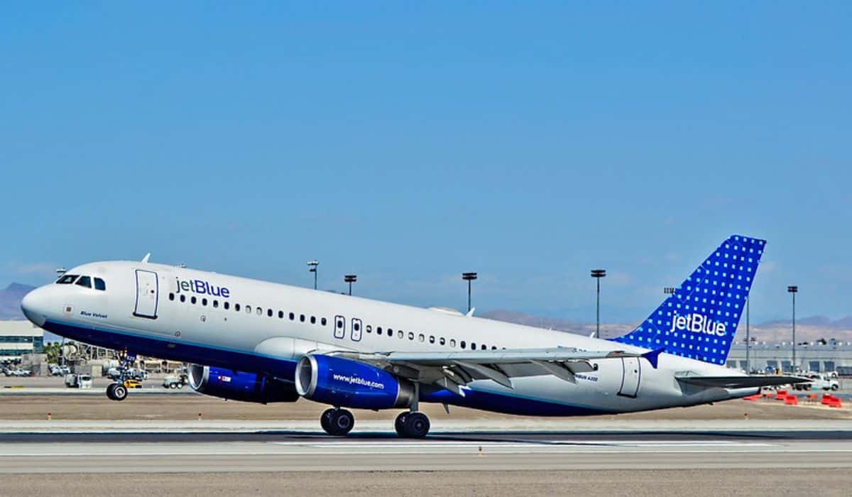 Autoridades de EE. UU. multan a JetBlue con US$2 millones por retrasos crónicos en sus vuelos