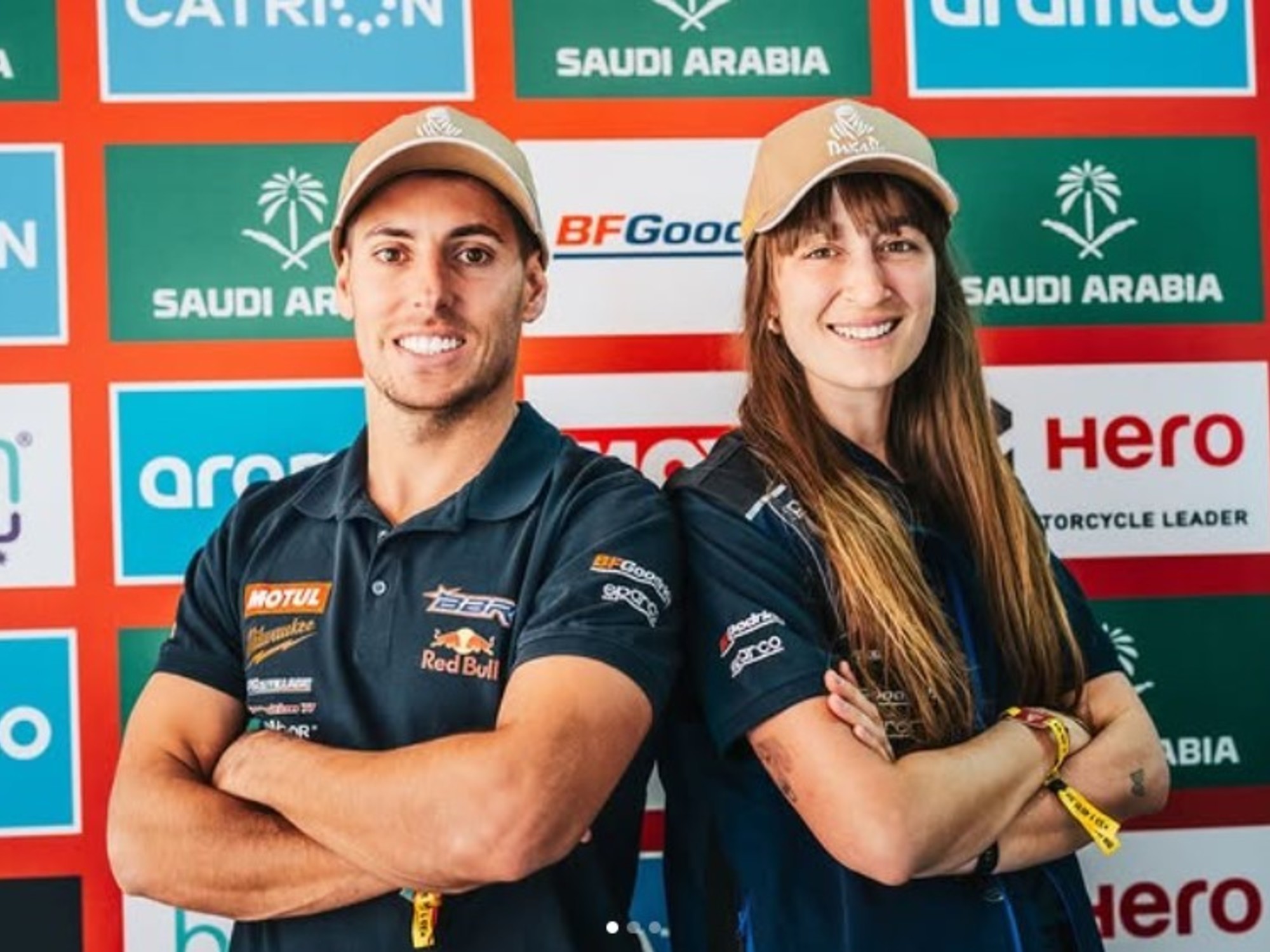 De una cena con los ídolos de la Fórmula 1 en África a ir por la gloria en Arabia: la historia de la pareja argentina que festejó a lo grande en la primera etapa del Dakar