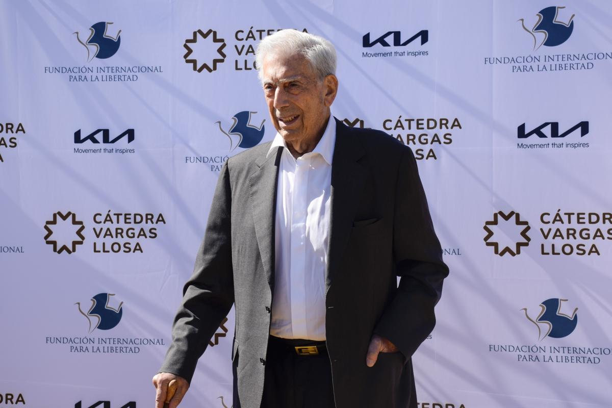 Vargas Llosa visita uno de los escenarios limeños de su novela 'La ciudad y los perros'