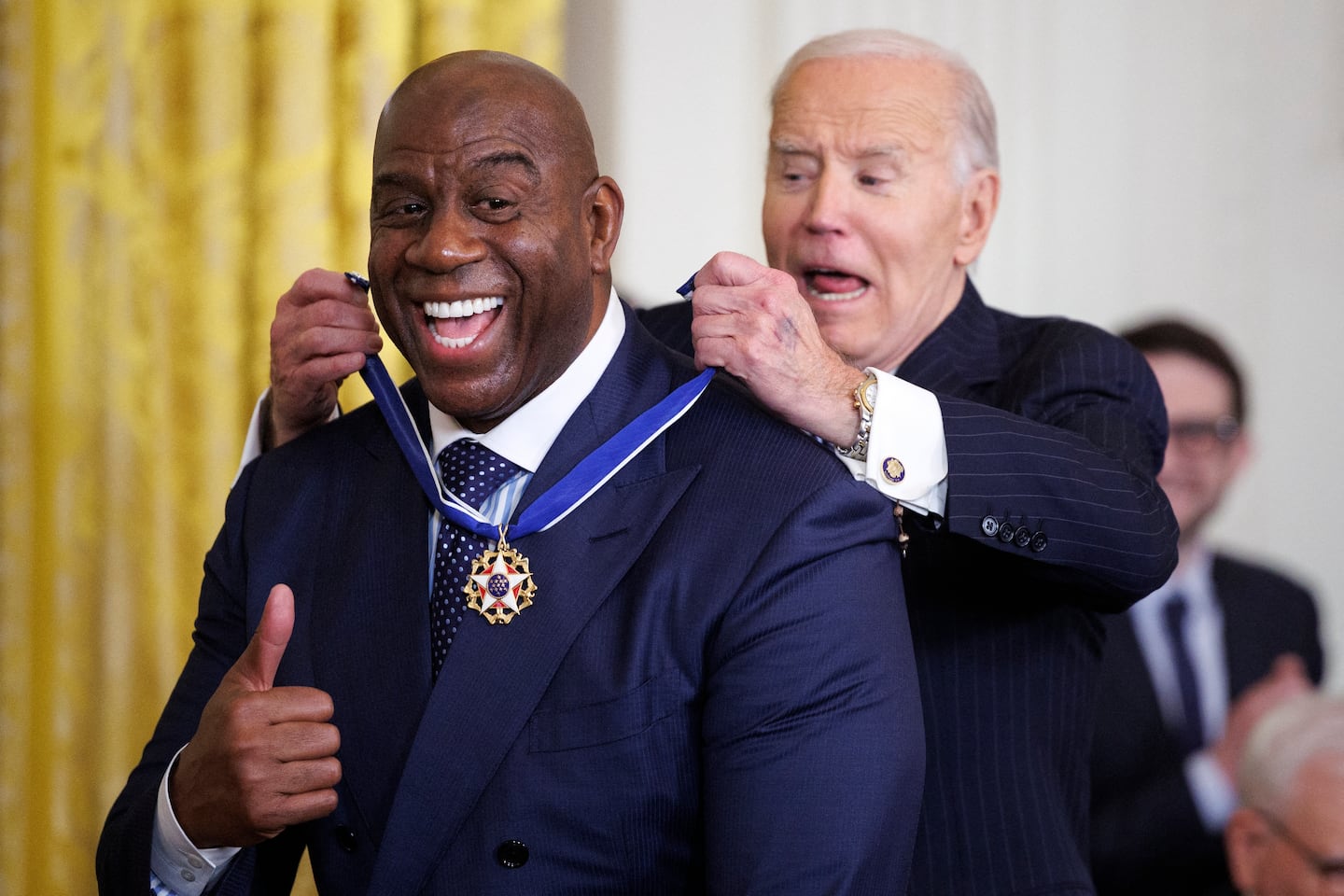 Con Messi ausente, Joe Biden condecoró a famosos como Bono y Magic Johnson con la Medalla de la Libertad