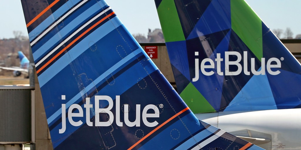 El Gobierno multa a JetBlue con $2 millones por “demoras crónicas” de vuelos: pasajeros serán compensados