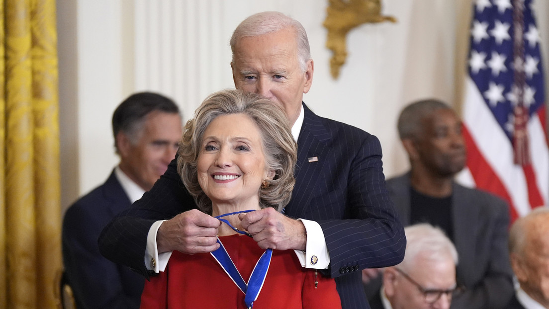 Critican Joe Biden haya otorgado medallas a Soros y Hillary Clinton