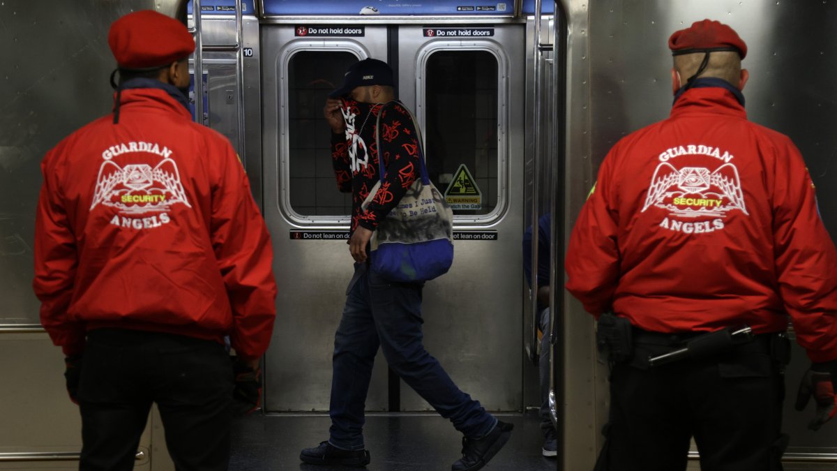 Ángeles Guardianes reactivan patrullas en el metro tras ataque mortal en tren de Brooklyn