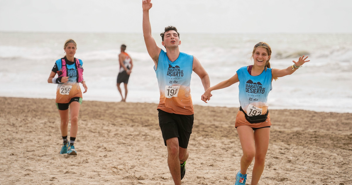 todas-las-fotos-de-la-exigente-maraton-del-desierto-de-pinamar-que-cumple-25-anos