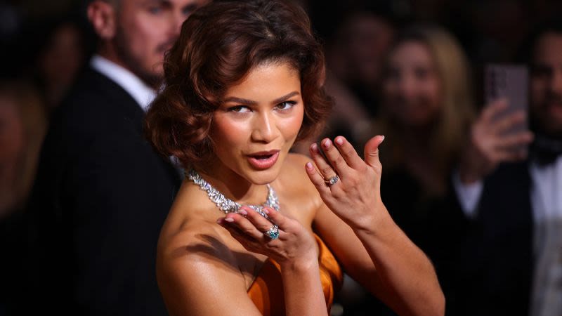 Zendaya canaliza el glamour del viejo Hollywood mientras los fanáticos especulan sobre un enorme anillo de diamantes | CNN