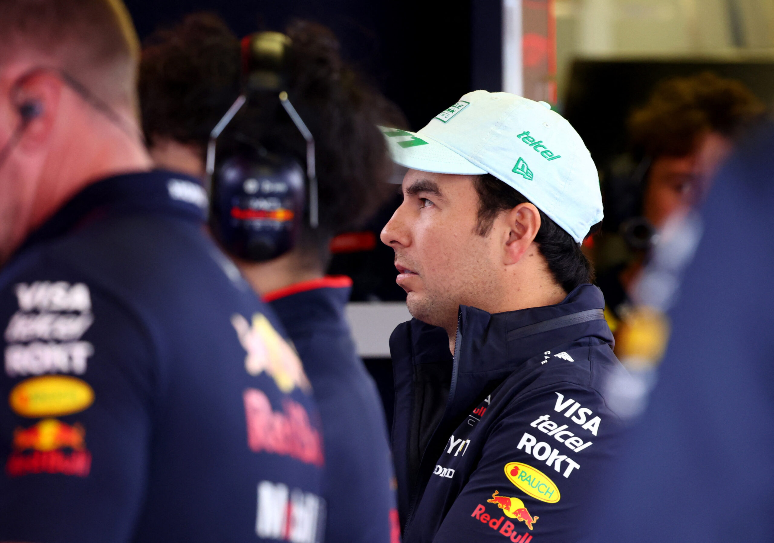 La salida de Checo Pérez desata caos en la economía de Red Bull