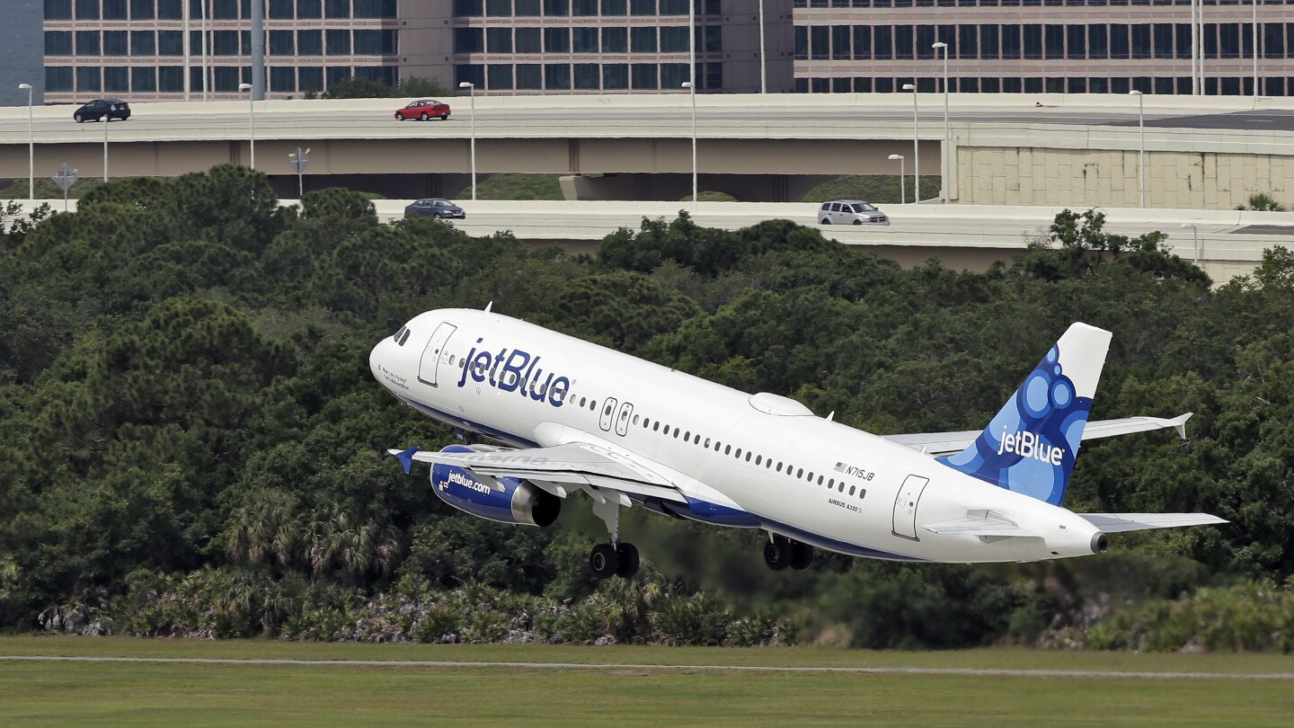 Hallan dos cuerpos en el tren de aterrizaje de un avión de JetBlue en aeropuerto de Florida