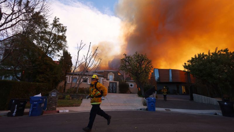 Fuertes vientos alimentan los incendios forestales activos en el sur de California | CNN