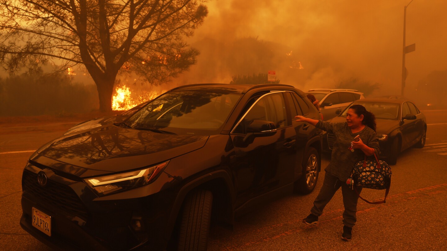 Incendios destruyen varias estructuras en Pacific Palisades, cerca de LA, informa el gobernador