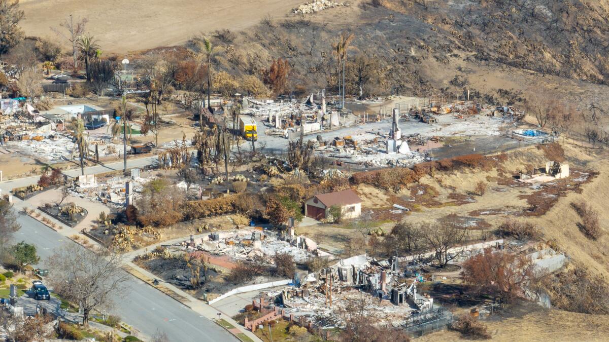 Las empresas de servicios públicos del sur de California podrían cortarle la electricidad debido a los vientos. Aquí le indicamos cómo prepararse