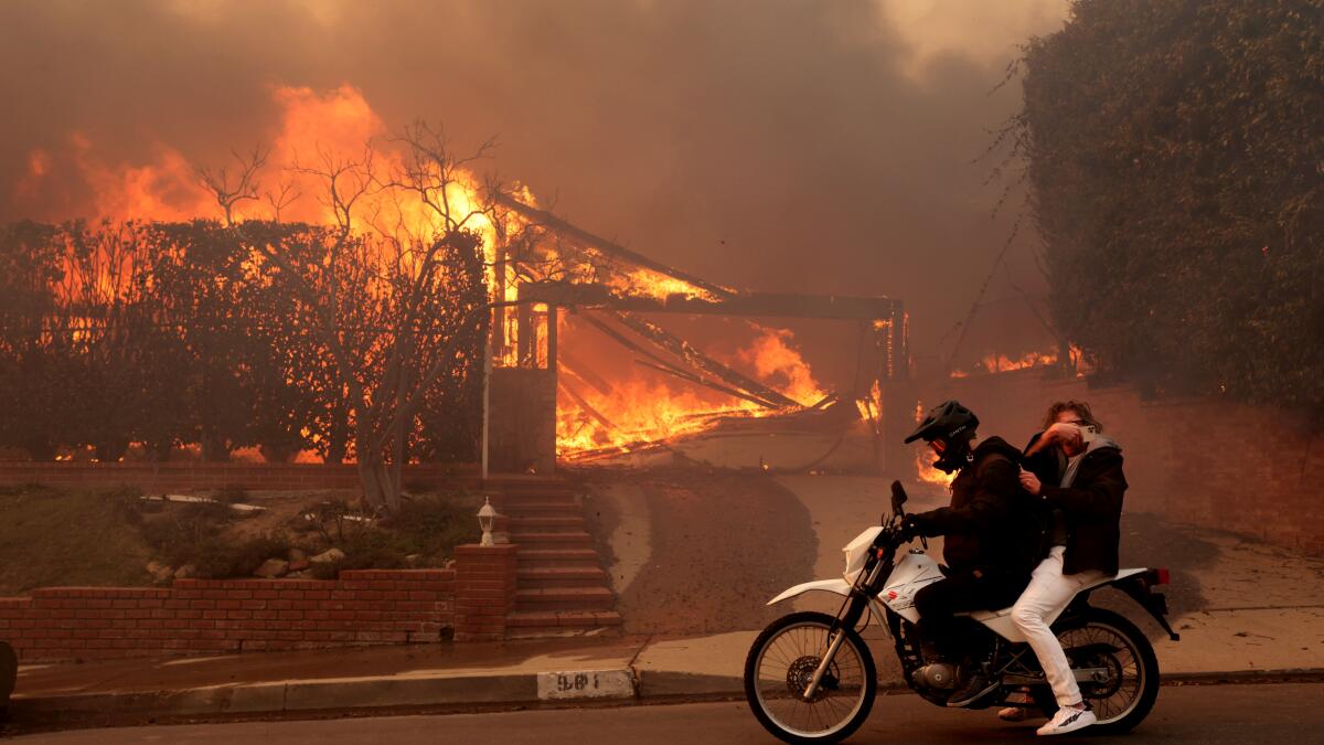 Incendio de Palisades: evacuaciones, cierres de carreteras, refugios, escuelas, pronóstico