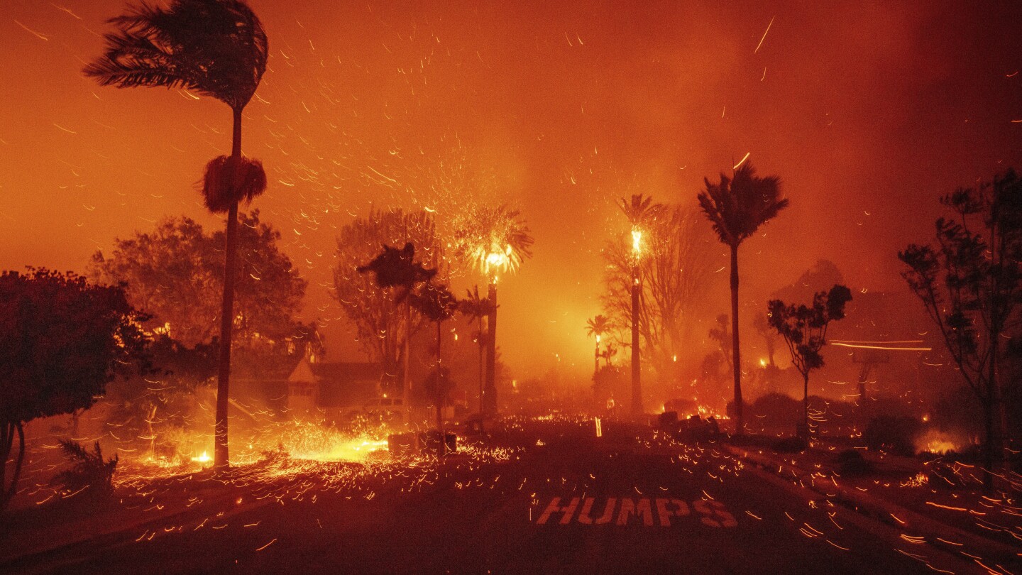 Miles de personas huyen de incendios que arden sin control en Los Ángeles y alrededores