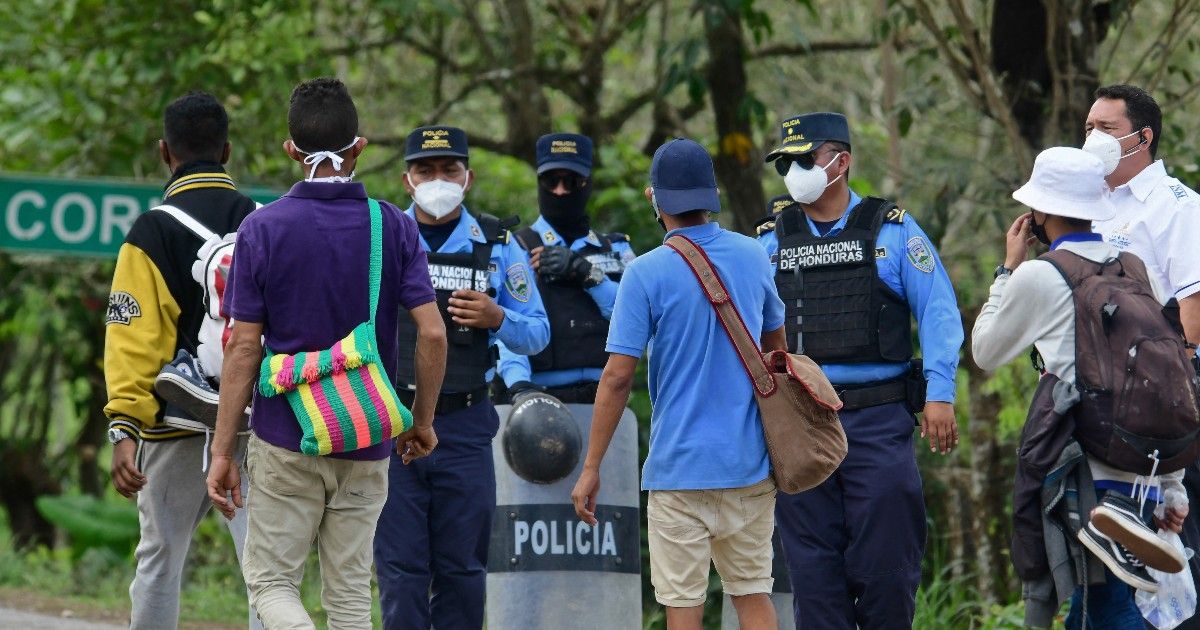 Caravana de migrantes hondureños parte rumbo a EEUU