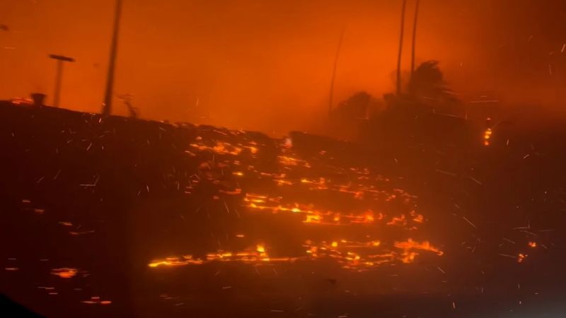 El equipo de CNN describe cómo huyó de un incendio forestal en el sur de California mientras las llamas rodeaban su vehículo | CNN