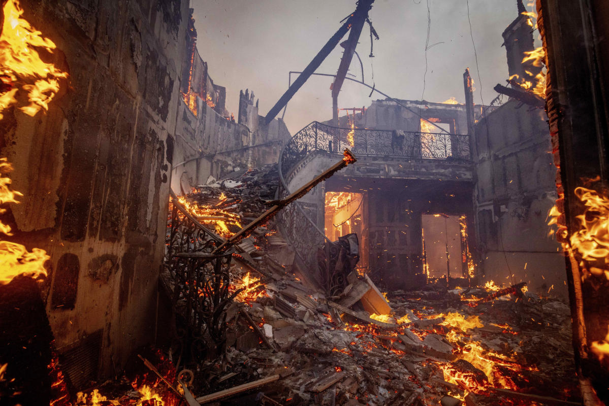 FOTOS y VIDEOS | Devastador fuego sin control desata evacuaciones masivas en Los Ángeles