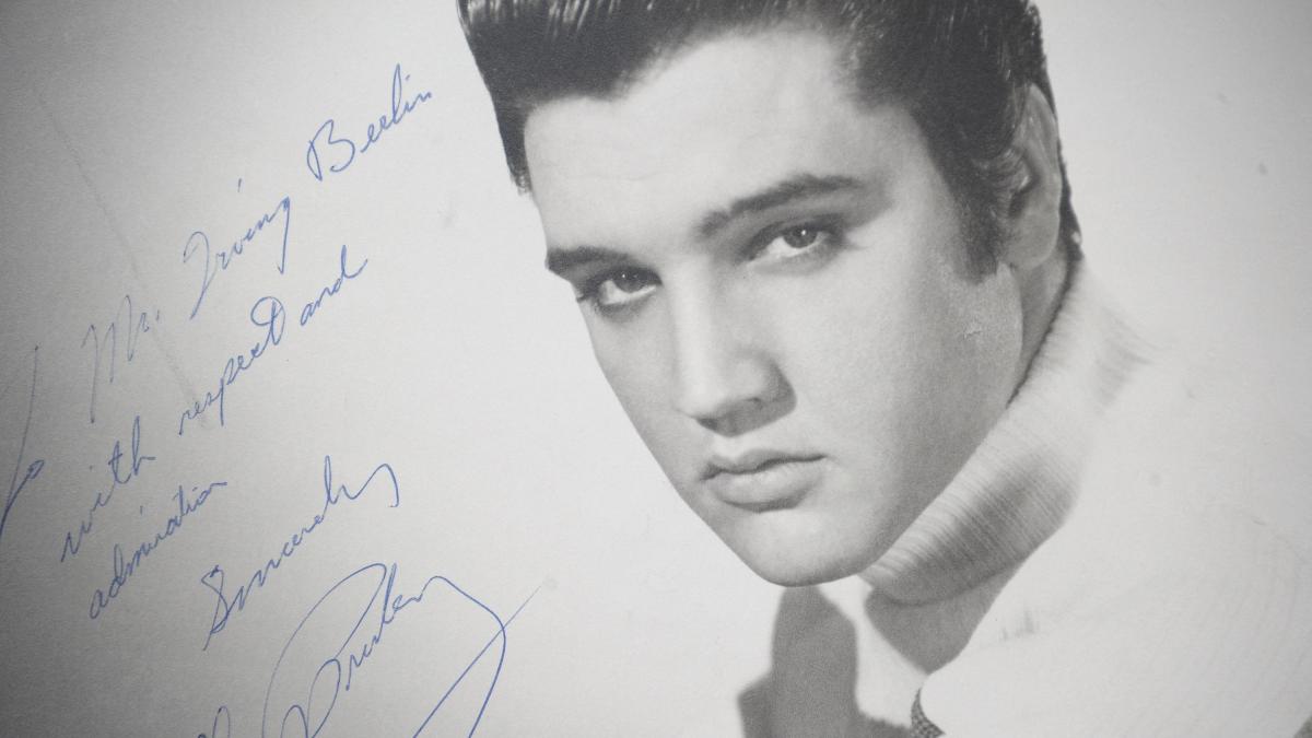 Elvis Presley era rubio y otras curiosidades del rey del rock & roll, quien cumpliría 90 años este 8 de enero