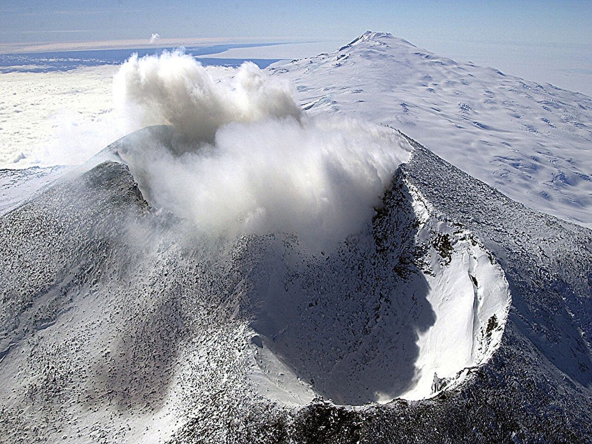 Los científicos analizan que el derretimiento del hielo antártico podría provocar erupciones en volcanes ocultos