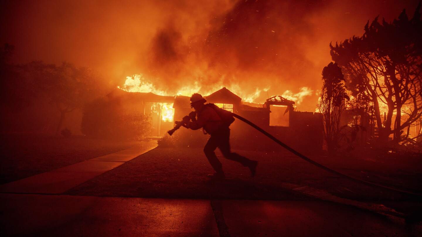 Celebridades evacuadas en incendios de Los Ángeles esperan saber el destino de sus hogares