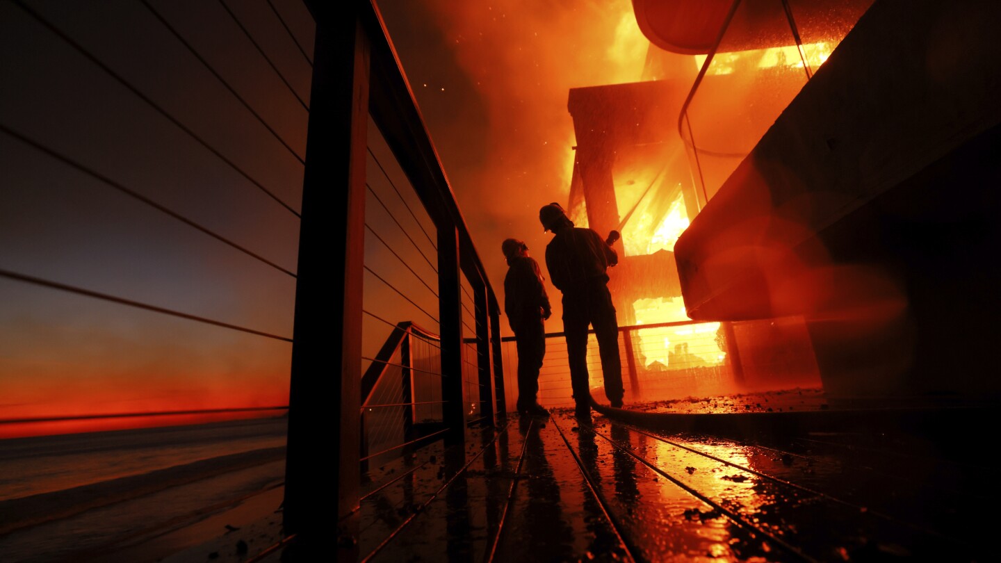 Declaran incendio en Hollywood Hills y otros fuegos arden sin control en la zona de Los Ángeles