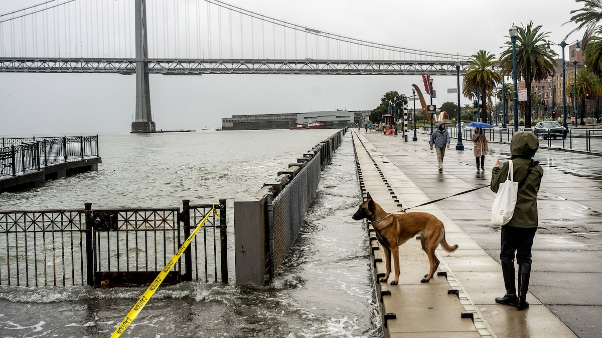 Tormentas en Estados Unidos causan intensas nevadas, hielo peligroso y un tornado en California