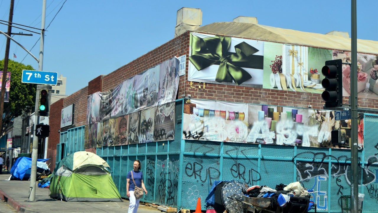 Supermodelo y exesposa de estrella de Hollywood fue captada recolectando basura en las calles de Los Ángeles | NTN24.COM