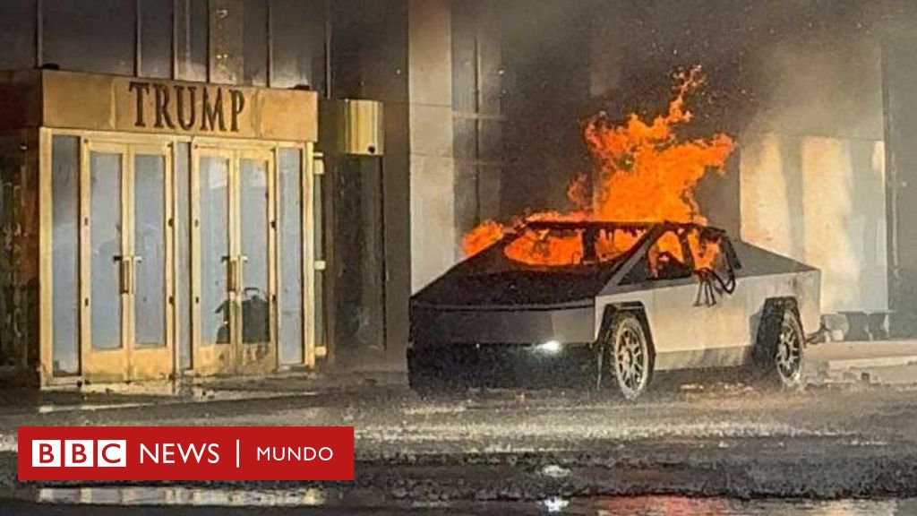 investigan-si-la-explosion-de-un-cybertruck-de-tesla-frente-al-hotel-trump-en-las-vegas-tiene-relacion-con-el-ataque-que-dejo-14-muertos-en-nueva-orleans-–-bbc-news-mundo