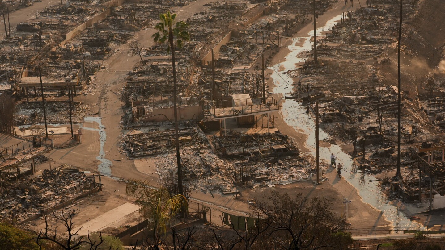 Los dos mayores incendios en LA queman al menos 10.000 estructuras y otro fuego activa evacuaciones